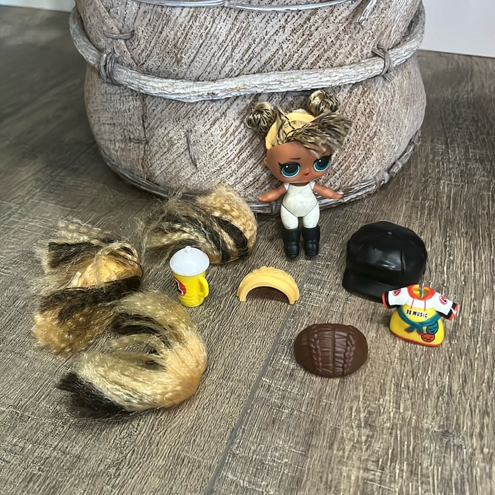 L.O.L. Surprise! Doll Hair Vibes Rhymes Music Red Black Hat & access…